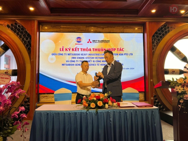 Hai nhà lãnh đạo cùng nhau bật sâm banh chúc mừng cho sự hợp tác thành công tốt đẹp với sự chứng kiến của Khách mời và đại diện của hai bên.